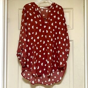 Blouse size M neutral colors 3/4 sleeves with button tabs High Low hem Comfy